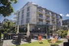 Kuren in Polen: Außenansicht vom Hotel Avangard und Panorama in Swinemünde