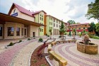 Kuren in Polen: Blick auf das Hotel Malinowy Dwor in Bad Flinsberg Swieradów Zdrój Isergebirge