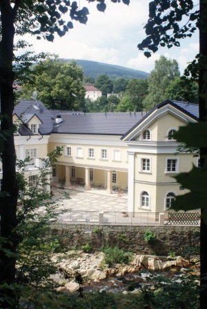 Kuren in Polen: Hofansicht des Kurhaus "Altes Kurhaus" in Bad Flinsberg