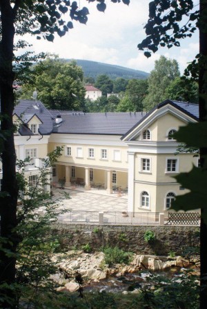 Kuren in Polen: Hofansicht des Kurhaus "Altes Kurhaus" in Bad Flinsberg Swieradow Zdroj