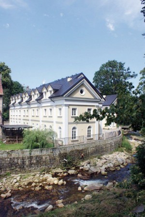 Kuren in Polen: Seitenblick Kurhaus "Altes Kurhaus" in Bad Flinsberg