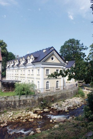 Kuren in Polen: Seitenblick Kurhaus "Altes Kurhaus" in Bad Flinsberg Swieradow Zdroj