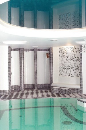 Kuren in Polen: Weitere Ansicht Schwimmbad "Altes Kurhaus" in Bad Flinsberg