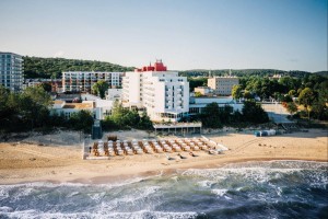 Kuren in Polen: Außenansicht des Hotel Amber Baltic in Misdroy Miedzyzdroje