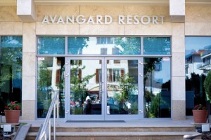 Kuren in Polen: Eingang ins Hotel Avangard und Panorama in Swinemünde