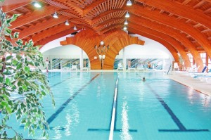Kuren in Ungarn: Schwimmbad im BM Kur-Sanatorium in Heviz