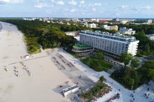 Kuren in Polen: Strandansicht vor dem Sanatorium in Kolberg Kolobrzeg Ostsee Polen