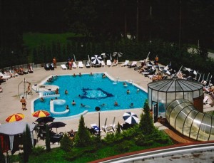 Kuren in der Slowakei: Blick auf das Außenbecken vom Kurhaus Banik in Bojnice Weinitz