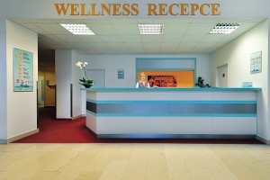 Kuren in Tschechien: Wellnessrezeption im Kurhotel Akademik Behounek in St. Joachimsthal Jáchymov