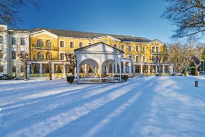 Kuren Tschechien: Hausansicht im Winter Belvedere© Bad Franzensbad AG Kurhaus Belvedere Franzensbad Frantisvoky Lázne Westböhmen