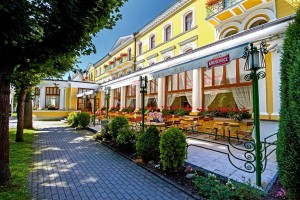 Kuren Tschechien: Sommerterrasse Belvedere© Bad Franzensbad AG Kurhaus Belvedere Franzensbad Frantisvoky Lázne Westböhmen