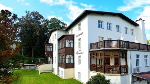 Kuren nach Polen: Außenansicht vom Kurhotel Berliner in Bad Flinsberg Swieradów Zdrój Isergebirge