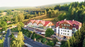 Kuren in Polen: Blick auf das Hotel und Medi Spa Bialy Kamien in Bad Flinsberg Swieradow Zdroj Isergebirge