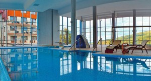 Kuren in Polen: Schwimmbad des Hotel und Medi Spa Bialy Kamien in Bad Flinsberg Swieradow Zdroj Isergebirge