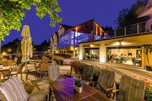Kuren in Polen: Terrasse des Hotel und Medi Spa Bialy Kamien in Bad Flinsberg Swieradow Zdroj Isergebirge