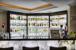 Kuren in Polen: Bar im Hotel und Medi Spa Bialy Kamien in Bad Flinsberg Swieradow Zdroj Isergebirge