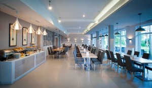 Kuren in Polen: Speisesaal des Hotel Borgata Henkenhagen Ustronie Morskie Ostsee
