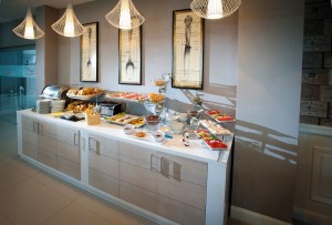 Kuren in Polen: Bufett im Hotel Borgata Henkenhagen Ustronie Morskie Ostsee