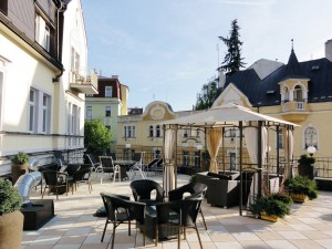Kuren in Tschechien: Außenterrasse des Hotel Continental Marienbad Tschechien