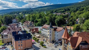 Kuren Polen: Luftaufnahme vom Dobrzynski Resort Topaz Bad Flinsberg Swierdadow Zdrój Isergebirge Polen
