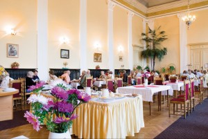 Kuren in Polen: Speisesaal im Kurhaus Edward in Bad Warmbrunn Cieplice Zdrój