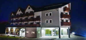 Kuren in Polen: Hotelansicht des Kurhotel Era in Bad Flinsberg Swieradów Zdrój Isergebirge