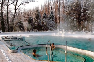 Kuren Slowakei: © Piestany, Ensana Health SPA Hotels - Außenpools des Ensana Esplanade Health SPA Hotel Piestany