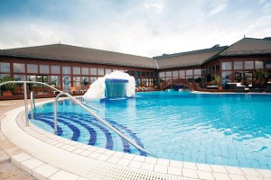 Kuren in Ungarn: Außenbecken vom Greenfield Golf & Spa Heilbad Bük Ungarn