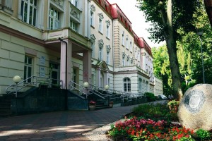 Kuren in Polen: Seitenansicht des Sanatorium Gryf in Bad Polzin Polczyn Zdroj