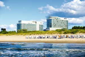 Kuren in Polen: Blick vom Strand auf das Hilton Swinoujscie Resort & Spa Swinemünde