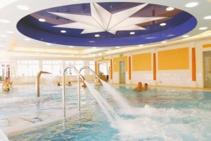 Kuren Tschechien: Schwimmbad im Hvezda © Hausansicht vom Ensana Health Spa Resort Hvezda Marienbad Marianske Lázne Tschechien
