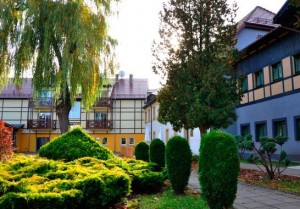 Kuren in Polen: Außenansicht des Sanatorium Irena Bad Polzin Połczyn-Zdrój