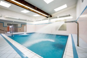 Kuren in Tschechien: Schwimmbad im Kurhaus Kaiserbad in Bad Teplitz Lázne Teplice
