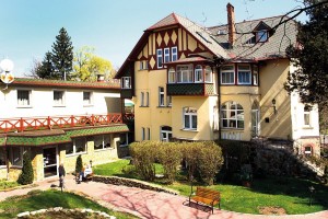 Kuren in Polen: Innehof des Kurhaus Kaja Bad Flinsberg Świeradów-Zdrój Isergebirge