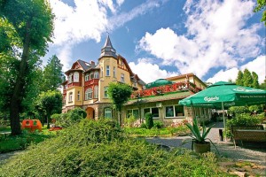 Kuren in Polen: Blick auf das Kurhaus Kaja Bad Flinsberg Świeradów-Zdrój Isergebirge