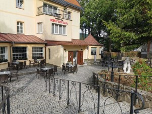 Kuren in Polen: Garten des Hotel Krysztal in Bad Flinsberg Swieradów Zdrój