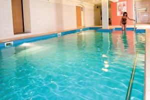 Kuren in Polen: Schwimmbad im Hotel Krysztal in Bad Flinsberg Swieradów Zdrój