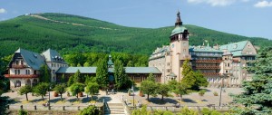 Kuren in Polen: Blick auf das Kurmittelhaus Dom Zdrojowy in Bad Flinsberg Swieradów Zdrój Isergebirge