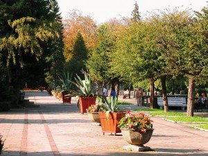 Kuren in Polen: Kurpark am Kurmittelhaus Dom Zdrojowy in Bad Flinsberg Swieradów Zdrój Isergebirge