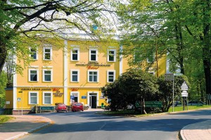 Kuren in Polen: Anwendungszentrum beim Kurmittelhaus Dom Zdrojowy in Bad Flinsberg Swieradów Zdrój Isergebirge