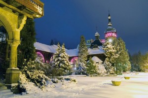 Kuren in Polen: Winterimpressionen des Kurmittelhaus Dom Zdrojowy in Bad Flinsberg Swieradów Zdrój Isergebirge