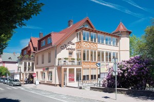 Kuren in Polen: Blick auf das Hotel Kwisa 1 in Bad Flinsberg Swieradów Zdrój Isergebirge