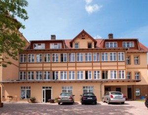 Kuren in Polen: Parkplatz des Hotel Kwisa 1 in Bad Flinsberg Swieradów Zdrój Isergebirge