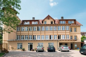 Kuren in Polen: Parkplatz des Hotel Kwisa 1 in Bad Flinsberg Swieradów Zdrój Isergebirge