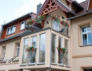 Kuren in Polen: Frontansicht des Hotel Kwisa 1 in Bad Flinsberg Swieradów Zdrój Isergebirge