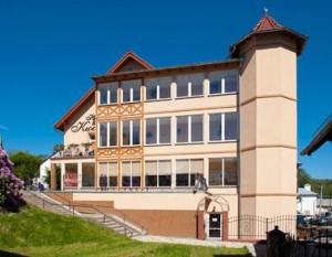 Kuren in Polen: Seitenansicht des Hotel Kwisa 1 in Bad Flinsberg Swieradów Zdrój Isergebirge