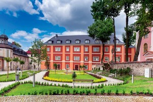 Kuren Polen: Seitenansicht des Kurhaus Langes Haus Dlugi Dom Bad Warmbrunn Cieplice Zdrój