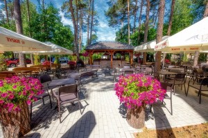 Kuren in Polen: Außenanlage des Grand Laola Spa & Apartments Pobierow Pobierowo Ostsee Polen