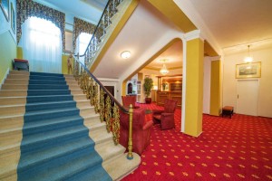Kuren in Tschechien: Treppenaufgang des Kurhotel Luisa Franzensbad Frantiskovy Lazne