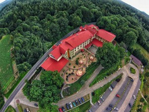 Kuren in Polen: Luftaufnahme des Hotel Malinowy Dwor in Bad Flinsberg Swieradów Zdrój Isergebirge